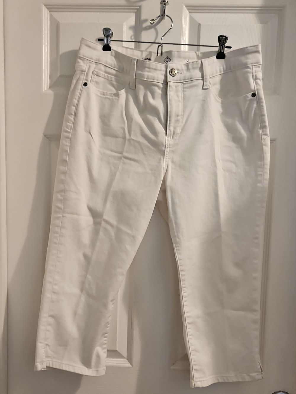 St. John's Bay White Cropped Stretch Jeans